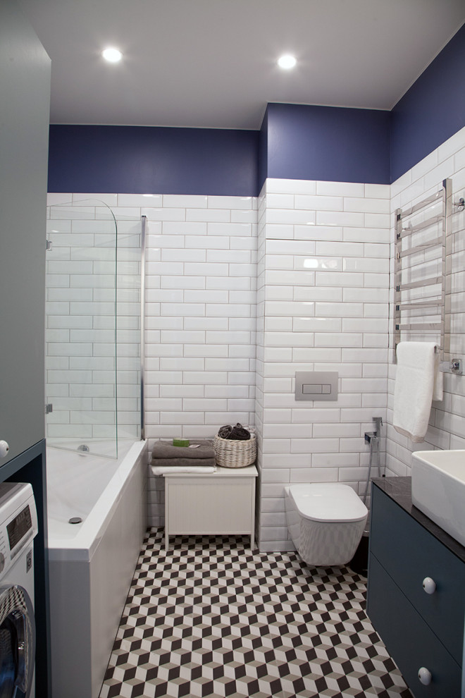 Idéer för ett mellanstort skandinaviskt brun en-suite badrum, med släta luckor, turkosa skåp, ett undermonterat badkar, vit kakel, vita väggar, bänkskiva i kvarts och dusch med duschdraperi