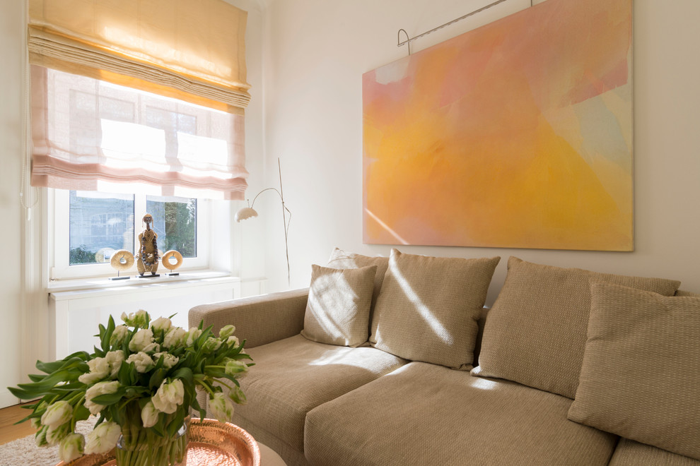 Mittelgroße, Offene Eklektische Bibliothek mit weißer Wandfarbe, hellem Holzboden und beigem Boden in Hamburg