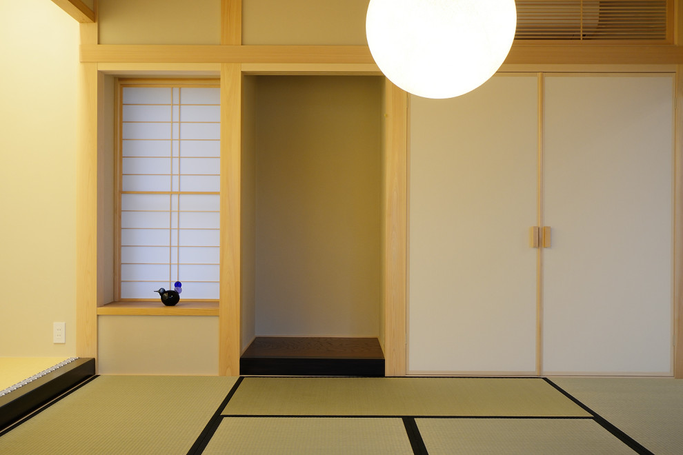 Exemple d'une grande salle de séjour ouverte avec un mur beige, un sol de tatami, un poêle à bois, un manteau de cheminée en béton, aucun téléviseur, un sol vert, un plafond en bois et du papier peint.