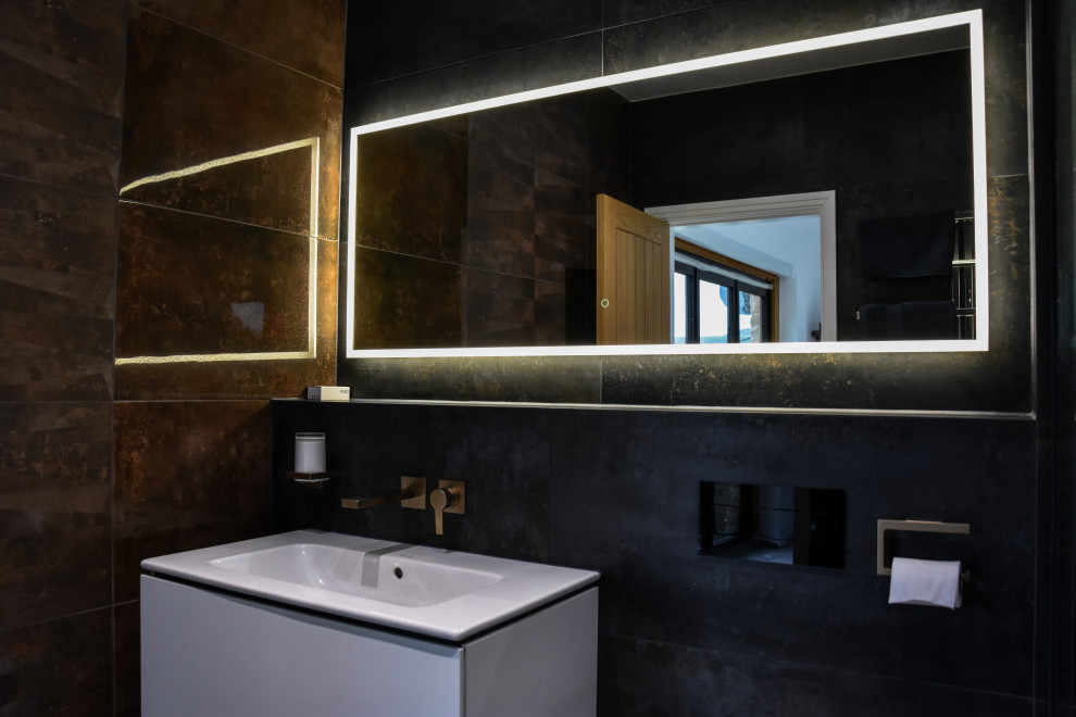 Идея дизайна: главная ванная комната среднего размера в современном стиле с душем без бортиков, черной плиткой, открытым душем, тумбой под одну раковину и подвесной тумбой