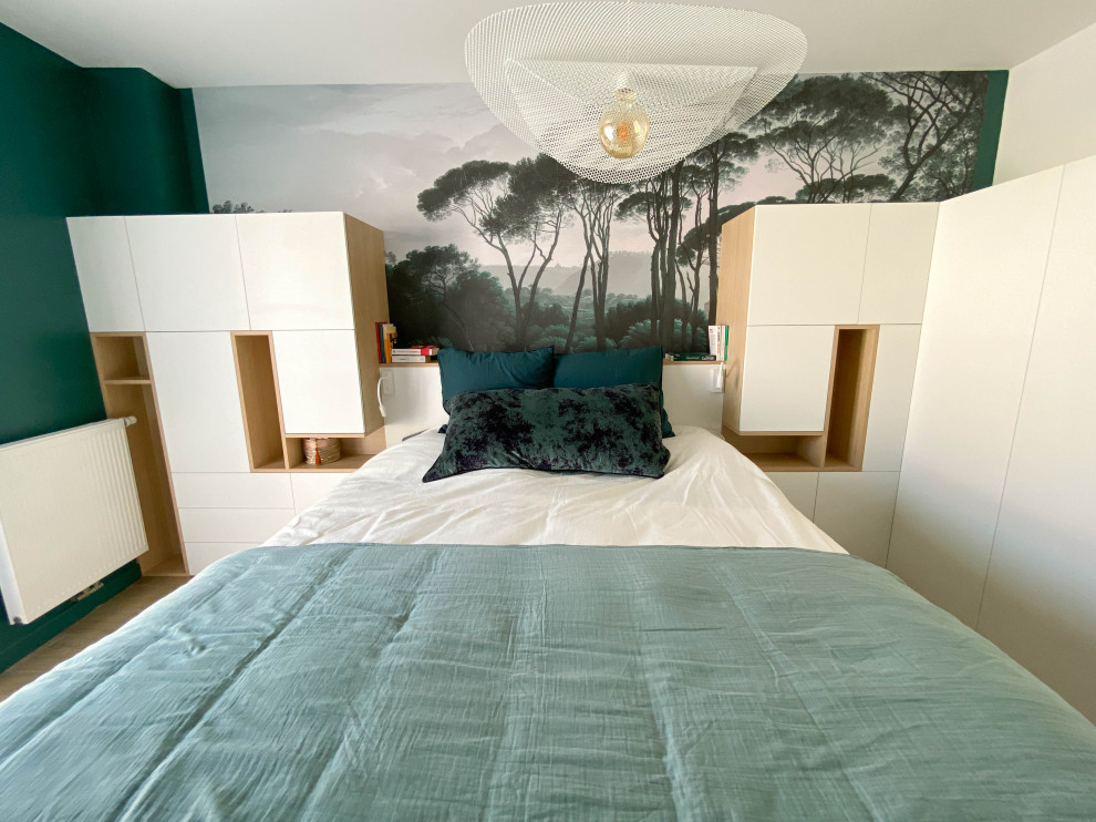 Идея дизайна: хозяйская спальня среднего размера в современном стиле с зелеными стенами, полом из керамической плитки, бежевым полом и обоями на стенах без камина