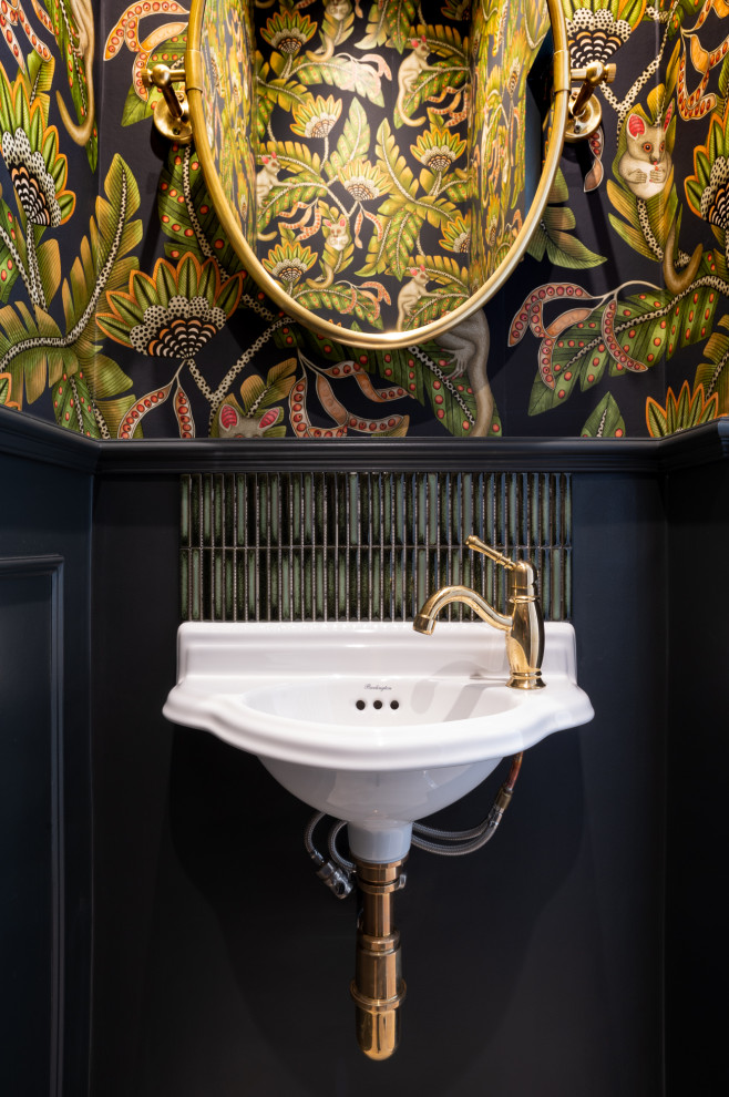 Klassische Gästetoilette mit grünen Fliesen, bunten Wänden, Tapetenwänden, vertäfelten Wänden und Wandwaschbecken in London