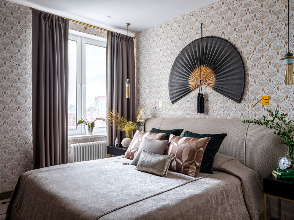 Imagen de dormitorio principal contemporáneo de tamaño medio con paredes beige, suelo de madera en tonos medios, suelo beige y papel pintado