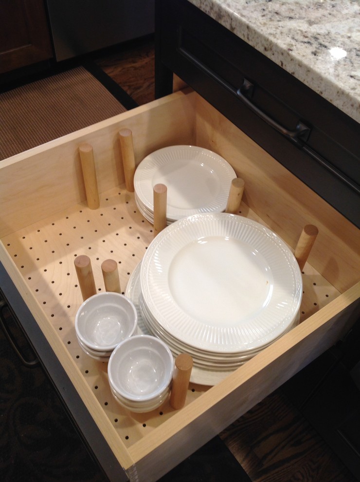 Example of a mid-sized arts and crafts u-shaped medium tone wood floor eat-in kitchen design in Seattle with an undermount sink, shaker cabinets, dark wood cabinets, quartzite countertops, beige backsplash, subway tile backsplash, stainless steel appliances and an island