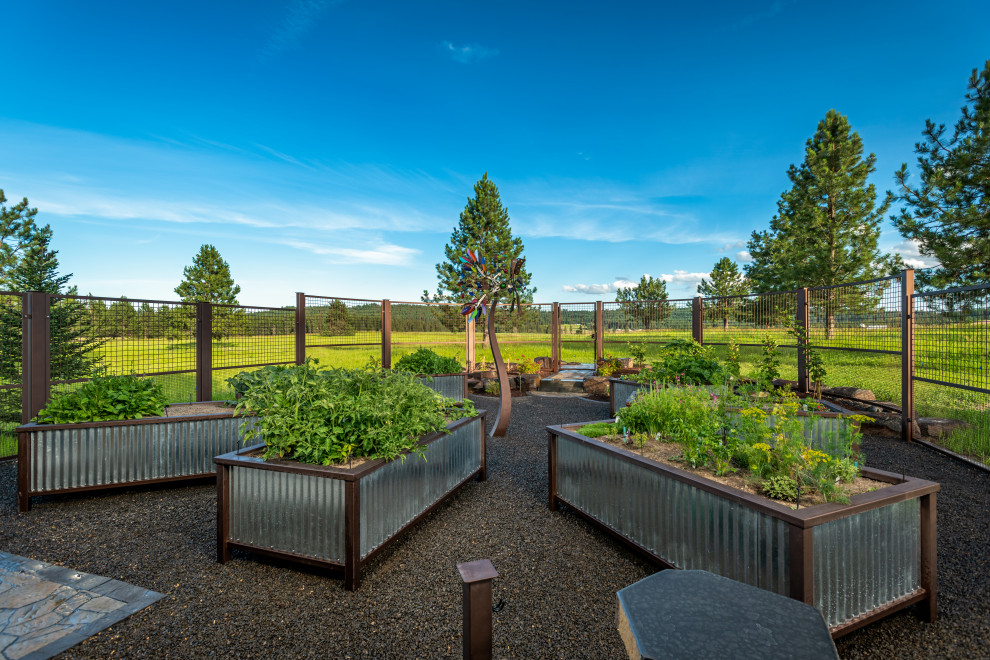 Geometrischer, Mittelgroßer, Halbschattiger Klassischer Garten im Frühling, hinter dem Haus mit Hochbeet, Natursteinplatten und Metallzaun in Seattle