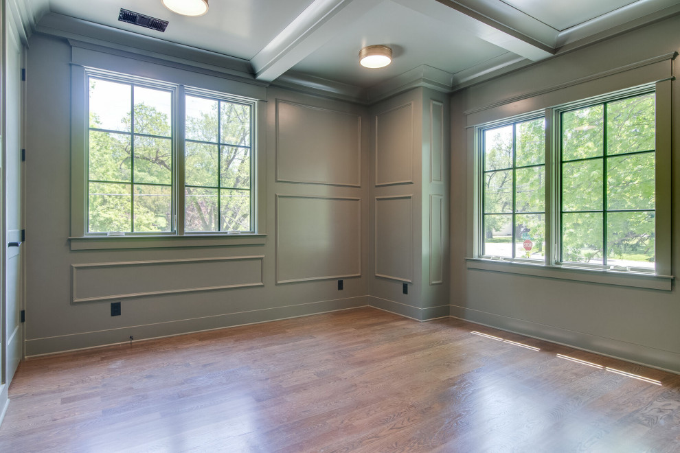 Источник вдохновения для домашнего уюта: большой кабинет в стиле неоклассика (современная классика) с зелеными стенами, паркетным полом среднего тона, коричневым полом, кессонным потолком и панелями на части стены