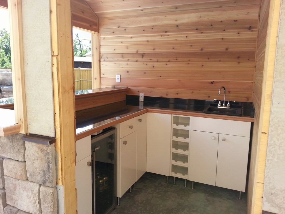 Example of a mountain style home design design in Toronto