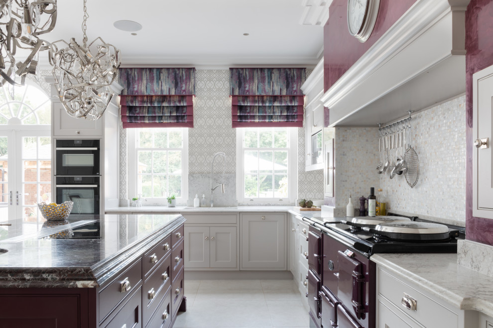 Idéer för ett mycket stort klassiskt lila kök, med en nedsänkt diskho, grå skåp, marmorbänkskiva, flerfärgad stänkskydd, stänkskydd i mosaik, integrerade vitvaror, klinkergolv i porslin, en köksö och grått golv