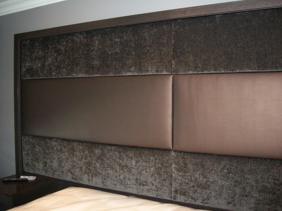 Example of a transitional home design design in Toronto