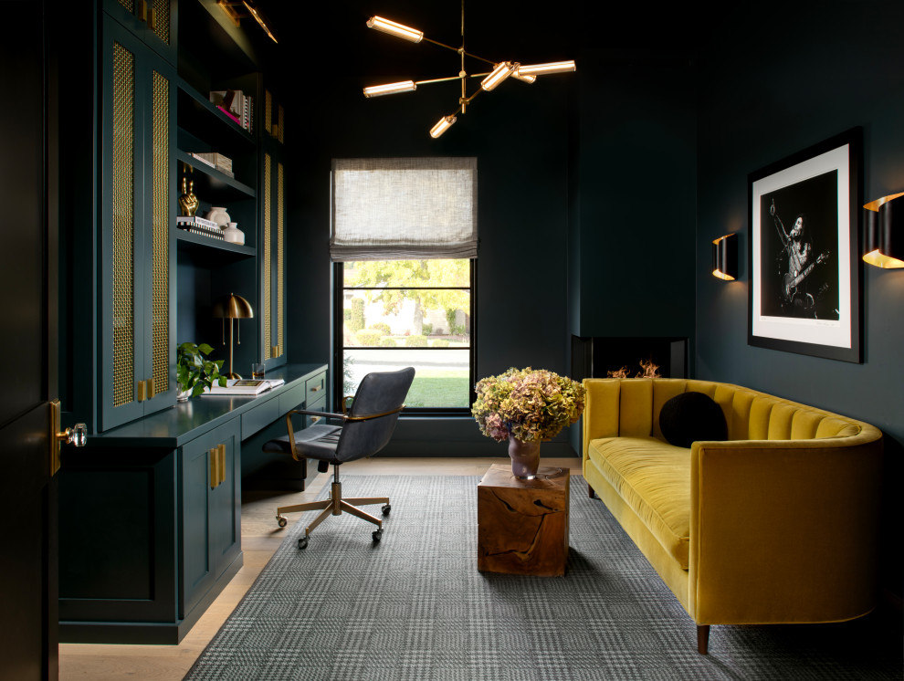 サンフランシスコにあるトランジショナルスタイルのおしゃれなホームオフィス・書斎 (黒い壁、無垢フローリング、造り付け机、茶色い床、コーナー設置型暖炉) の写真