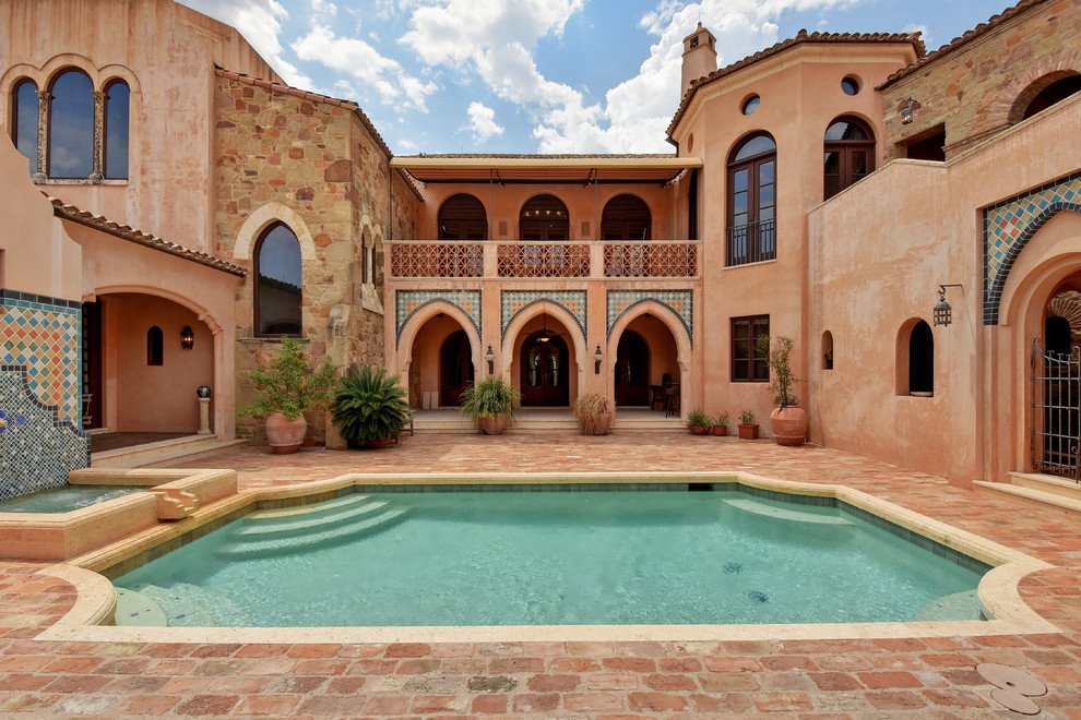 Example of a transitional home design design in Austin