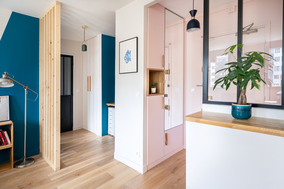 Idéer för en liten modern foajé, med rosa väggar, ljust trägolv, en enkeldörr och beiget golv