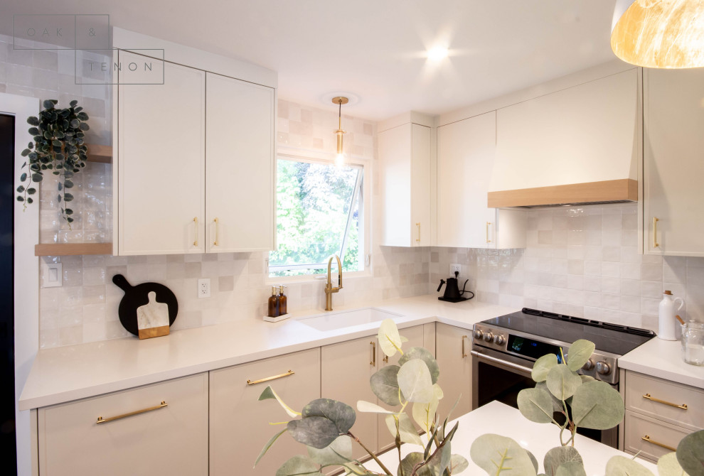 Transitional kitchen photo in Toronto