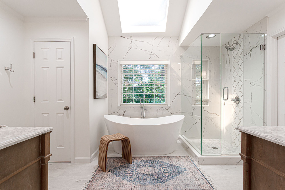 Idéer för ett mellanstort klassiskt en-suite badrum, med skåp i ljust trä, ett fristående badkar och bänkskiva i kvarts