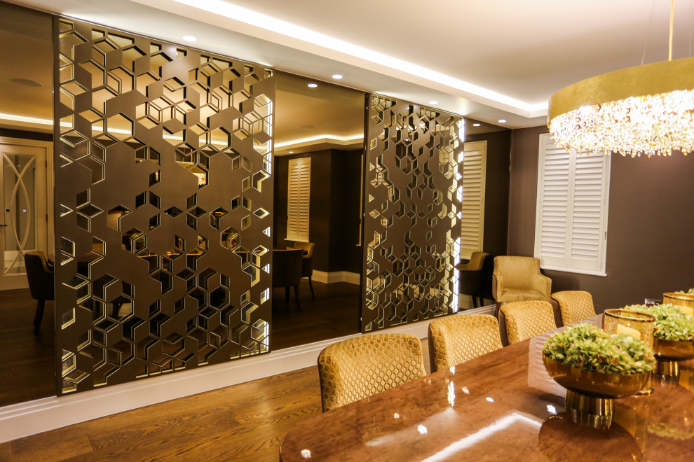 Esempio di una sala da pranzo moderna con pareti marroni, parquet scuro, pavimento marrone e soffitto a cassettoni
