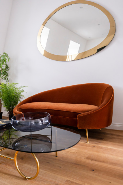 Mirror corner contemporary-vardagsrum
