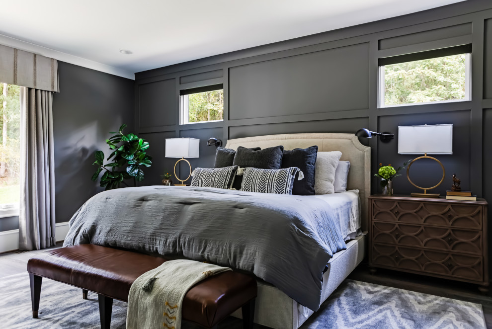 Idéer för ett lantligt sovrum, med grå väggar, mörkt trägolv och brunt golv