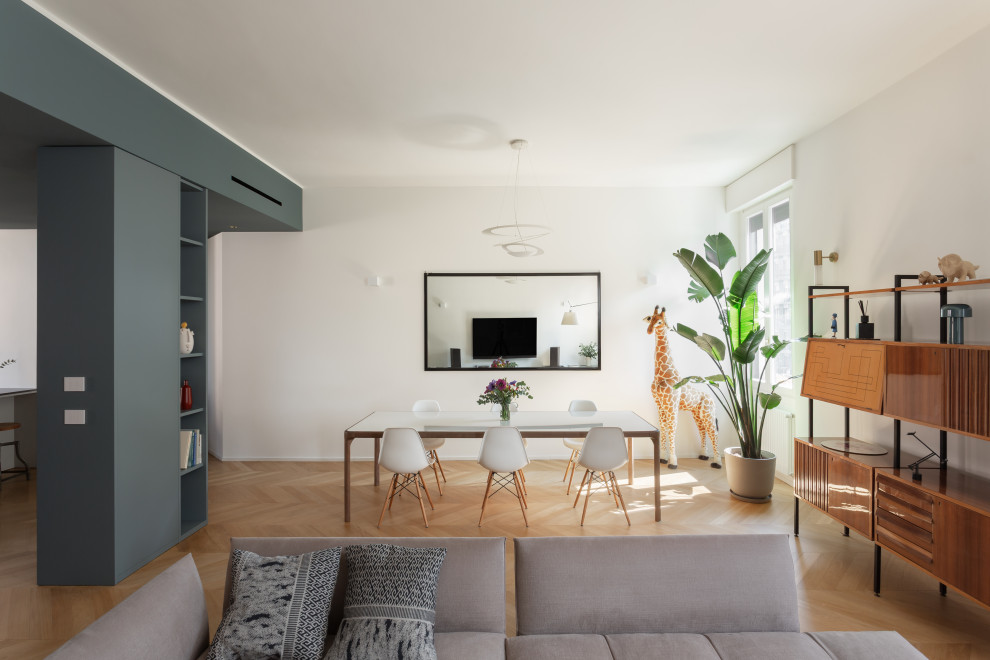 Immagine di un ampio soggiorno contemporaneo aperto con libreria, pareti bianche, pavimento in legno massello medio, TV a parete, pavimento beige, soffitto ribassato e con abbinamento di mobili antichi e moderni