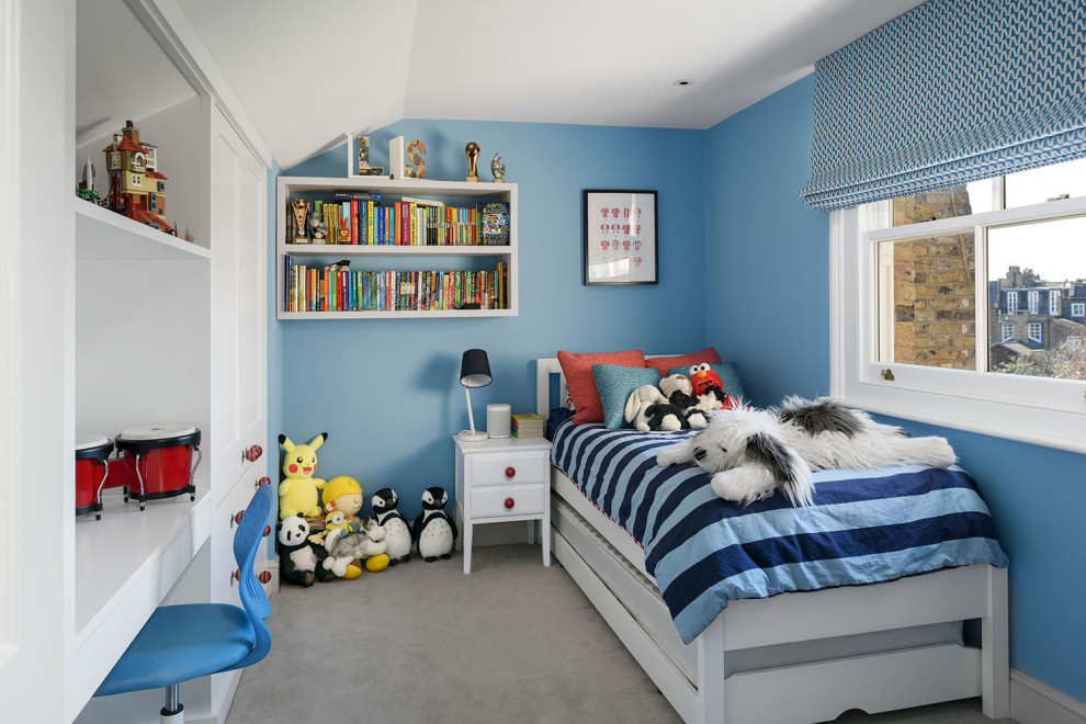 Idee per una cameretta per bambini da 4 a 10 anni minimal di medie dimensioni con pareti blu, moquette e pavimento beige