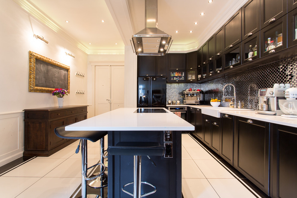 Large contemporary u-shaped open plan kitchen in Nice with with island.