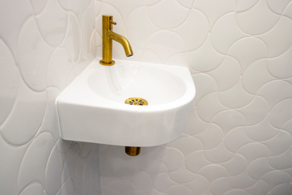 Diseño de aseo contemporáneo pequeño con baldosas y/o azulejos blancos, baldosas y/o azulejos en mosaico, paredes blancas y lavabo suspendido