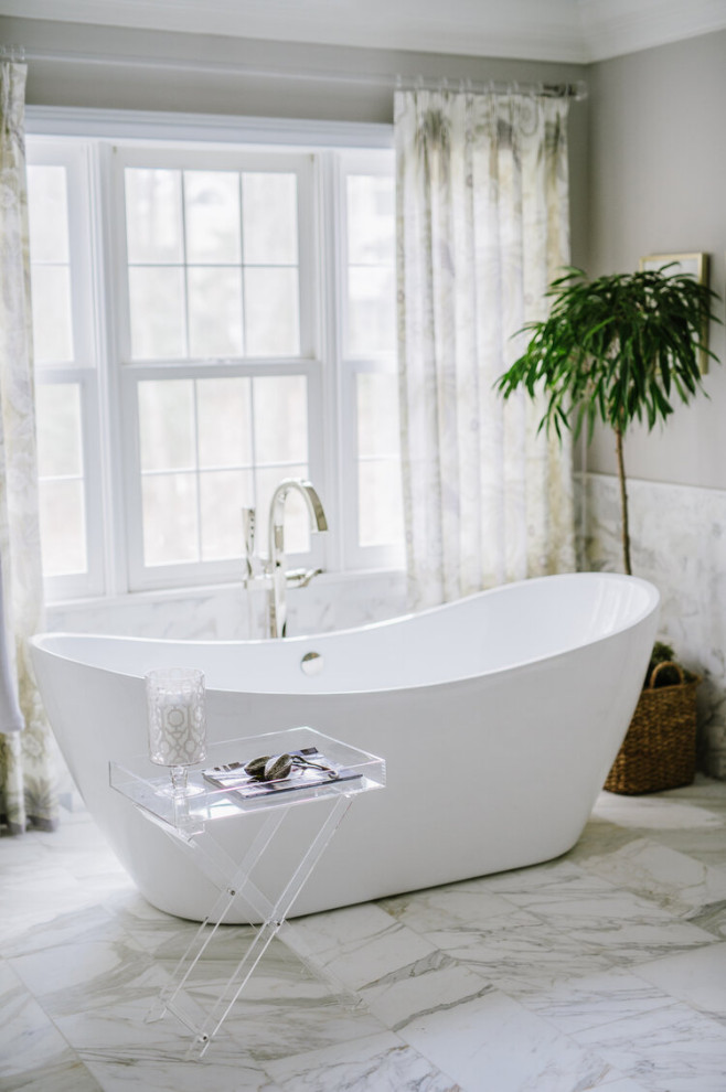 Idéer för ett mellanstort modernt turkos en-suite badrum, med skåp i shakerstil, vita skåp, ett fristående badkar, våtrum, marmorgolv, ett undermonterad handfat och marmorbänkskiva
