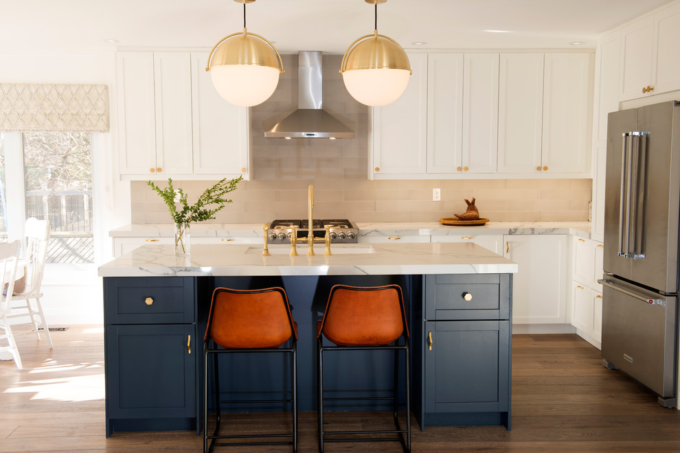 Kitchen - transitional kitchen idea in Toronto