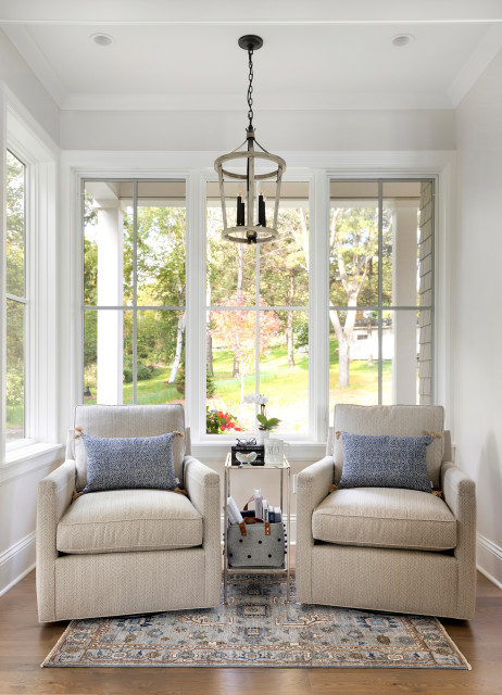 Transitional Lake Home nyklassisk-uterum