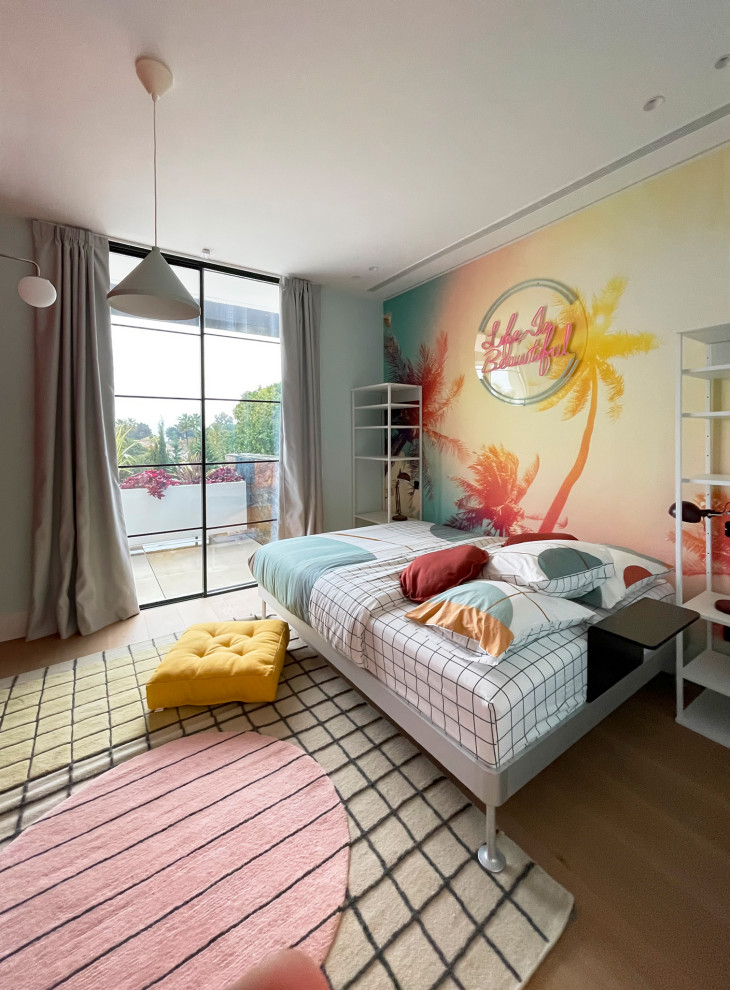 Inspiration för mellanstora exotiska könsneutrala tonårsrum kombinerat med sovrum, med blå väggar, mellanmörkt trägolv och brunt golv