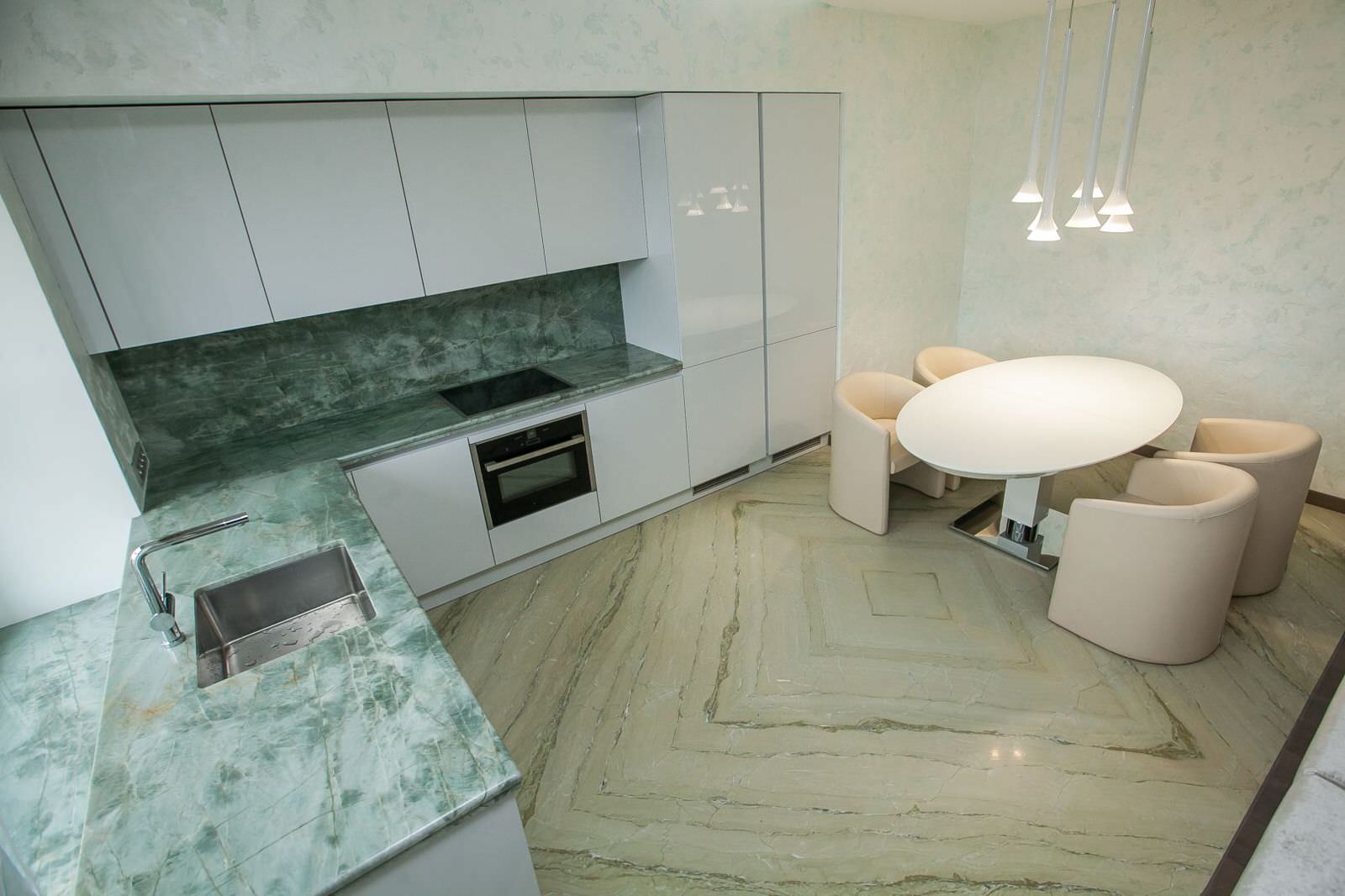 Кварцит и мрамор. Облицовка стен и полов.