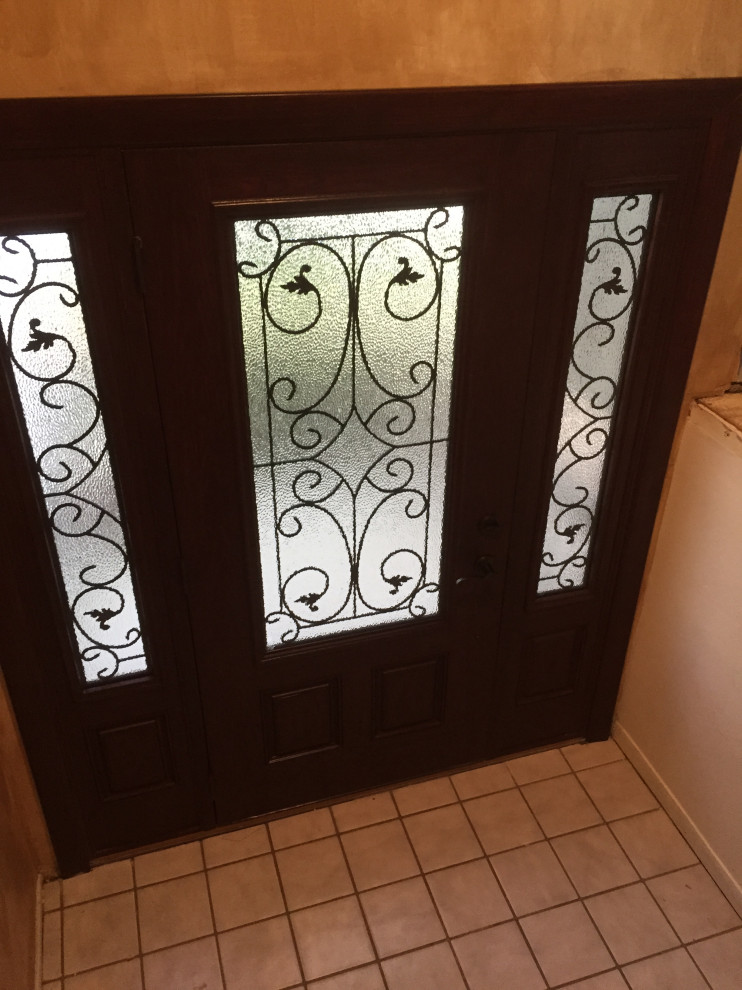 Arts and crafts entryway photo in San Diego