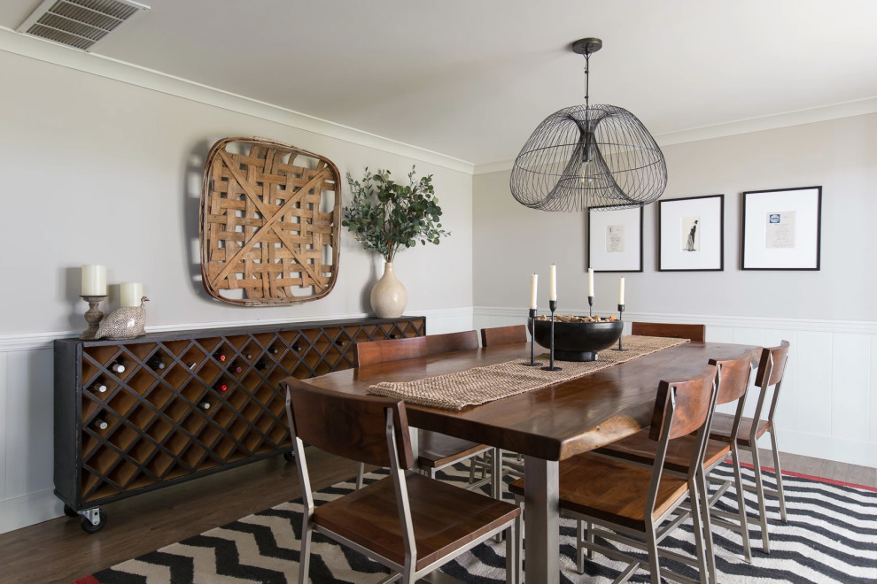 Idee per una sala da pranzo con pareti grigie e pavimento marrone