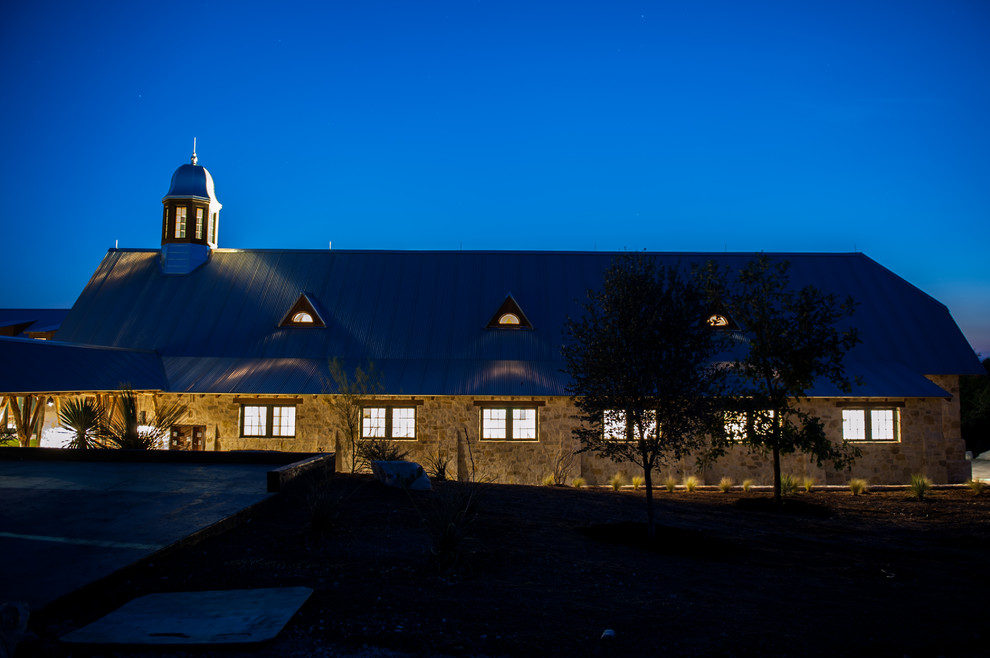 Example of a mountain style home design design in Austin