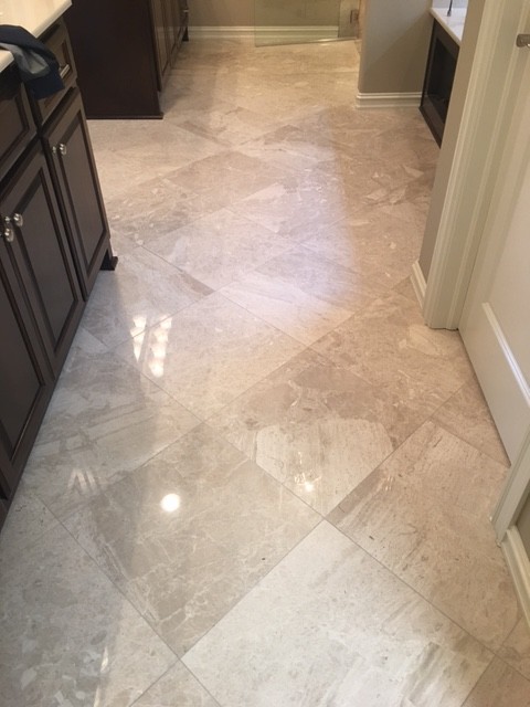 Kitchen - mid-sized transitional travertine floor and beige floor kitchen idea