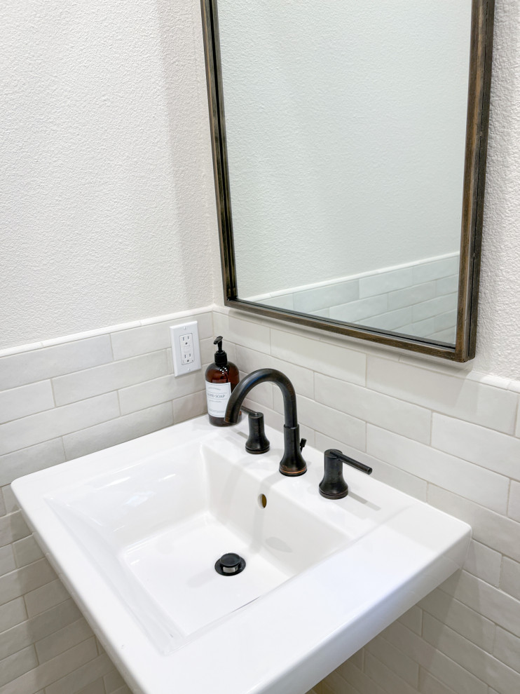 Inspiration för ett litet vintage badrum med dusch, med beige kakel, keramikplattor, klinkergolv i porslin och flerfärgat golv
