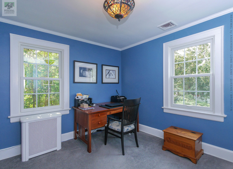 Идея дизайна: кабинет среднего размера с синими стенами, ковровым покрытием, отдельно стоящим рабочим столом и серым полом без камина