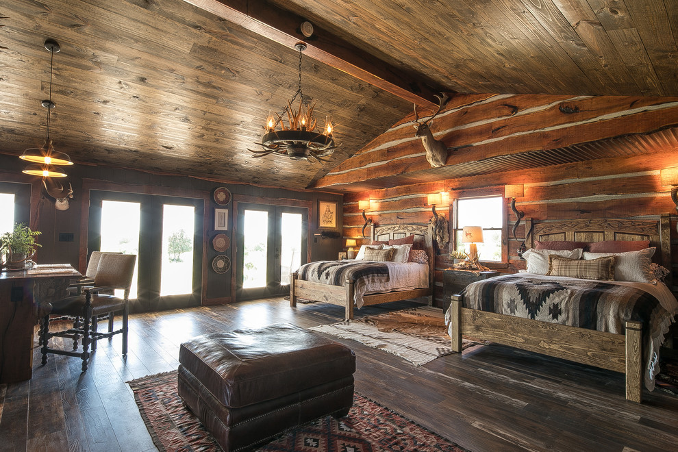 Example of a mountain style home design design in Austin