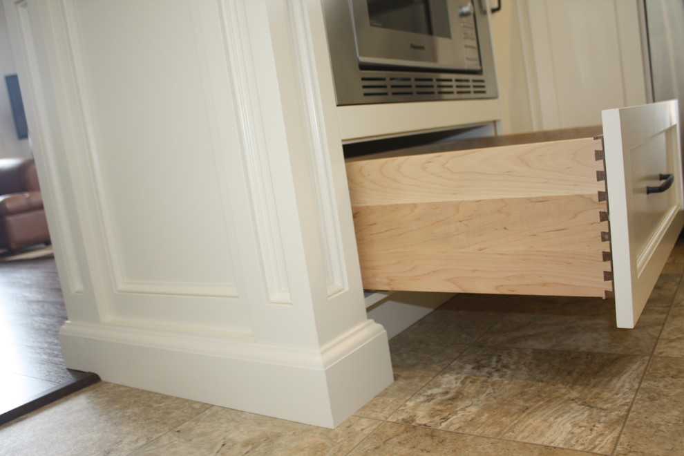 Example of a large transitional kitchen design