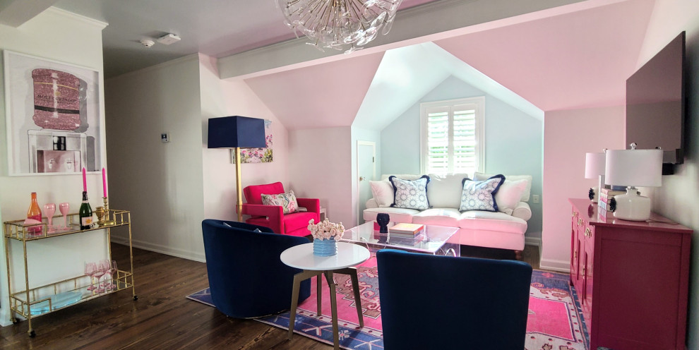 Immagine di un piccolo soggiorno moderno chiuso con pareti bianche, pavimento in legno massello medio, pavimento marrone e soffitto a volta
