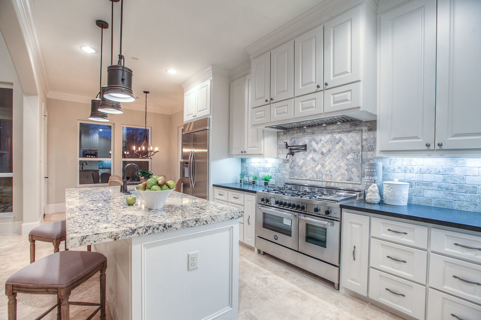 Kitchen - transitional kitchen idea in Houston