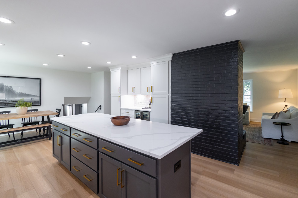Elegant kitchen photo in Columbus