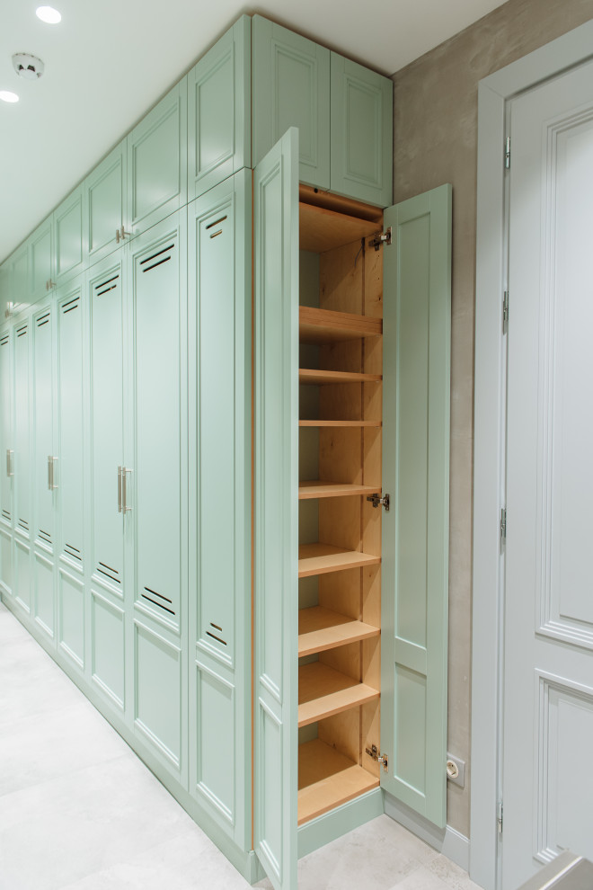Стильный дизайн: встроенный шкаф среднего размера в современном стиле с фасадами с выступающей филенкой и зелеными фасадами - последний тренд