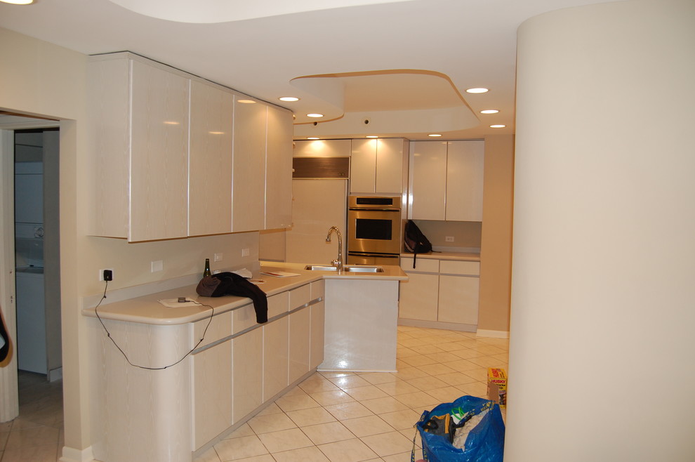 Example of a transitional kitchen design in Chicago
