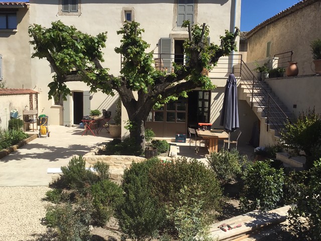 Une belle r&eacute;alisation &agrave; Lourmarin mediterranean-courtyard