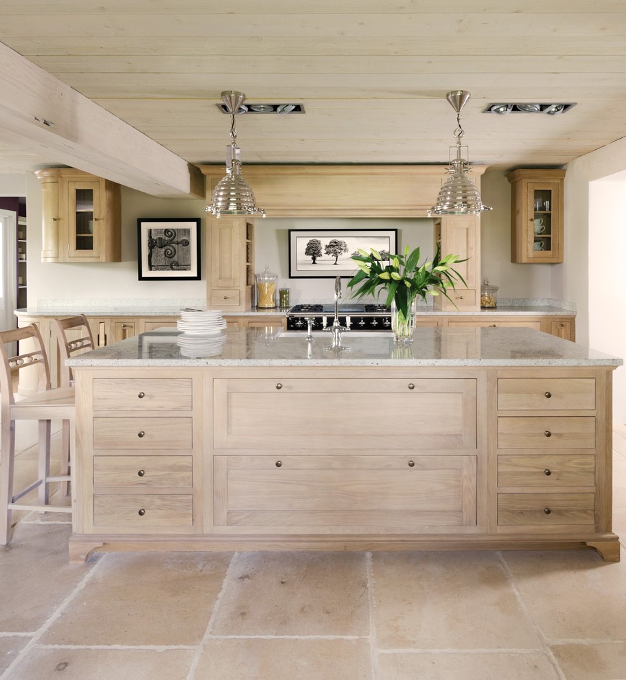Offene, Einzeilige, Große Country Küche mit integriertem Waschbecken, Schrankfronten im Shaker-Stil, hellen Holzschränken, Granit-Arbeitsplatte, Küchenrückwand in Weiß, schwarzen Elektrogeräten, Terrakottaboden und Kücheninsel in Düsseldorf