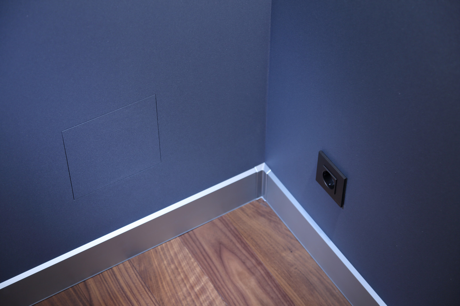 Монтаж технических лючков. Электроустановка ABB Niessen Zenit.