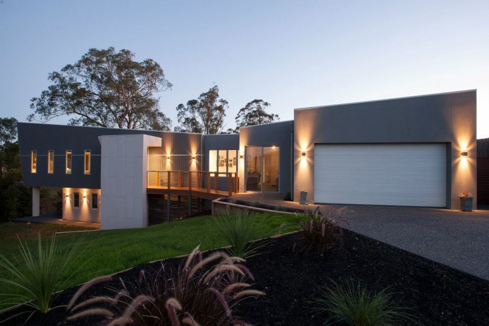 Inspiration for a contemporary split-level grey exterior in Melbourne with a flat roof.