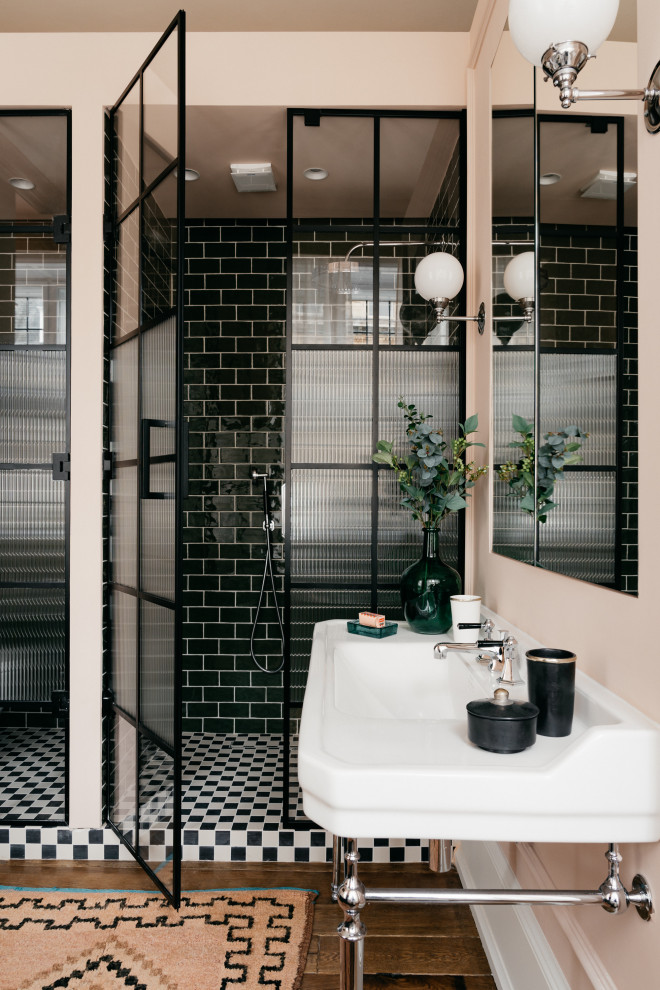 На фото: ванная комната в классическом стиле с душем в нише, розовыми стенами, темным паркетным полом, консольной раковиной, коричневым полом, душем с распашными дверями и тумбой под одну раковину