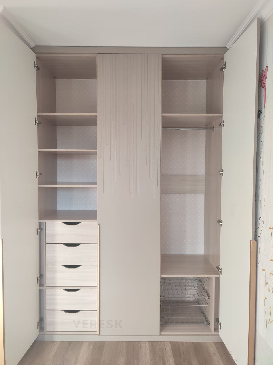 Встроенные распашные шкафы