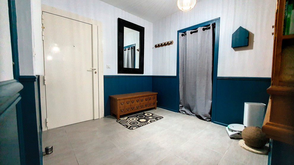 Esempio di un piccolo ingresso design con pareti blu, pavimento con piastrelle in ceramica e pavimento grigio